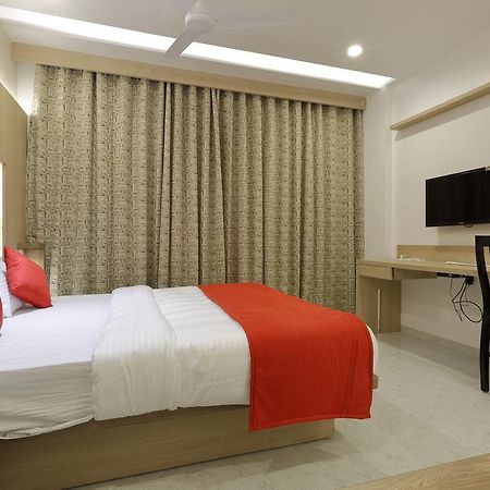 Hotel Luxura Godhra Exterior foto