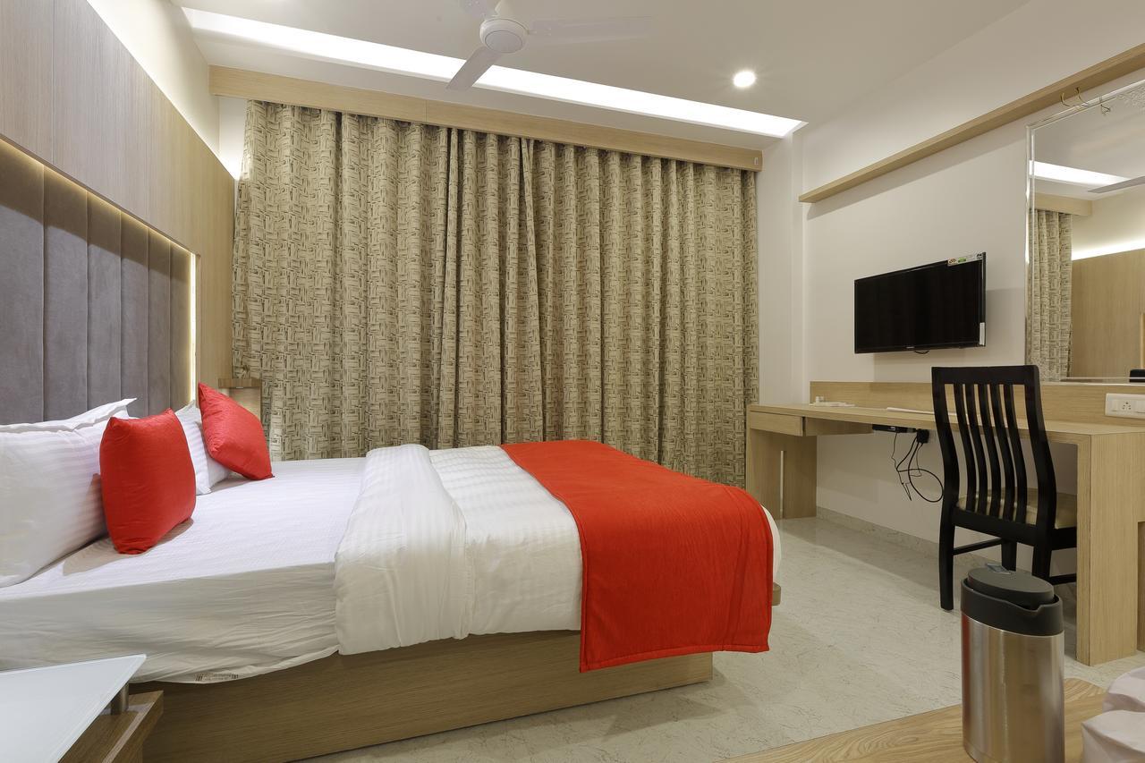 Hotel Luxura Godhra Exterior foto