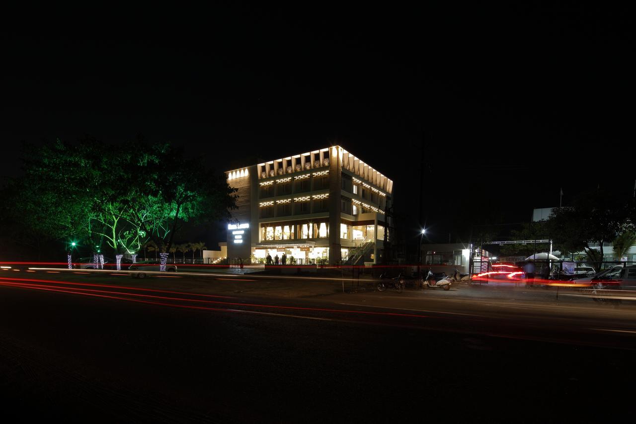 Hotel Luxura Godhra Exterior foto