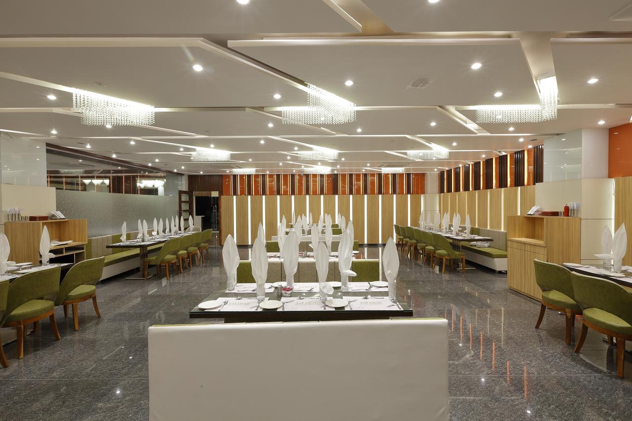 Hotel Luxura Godhra Zimmer foto